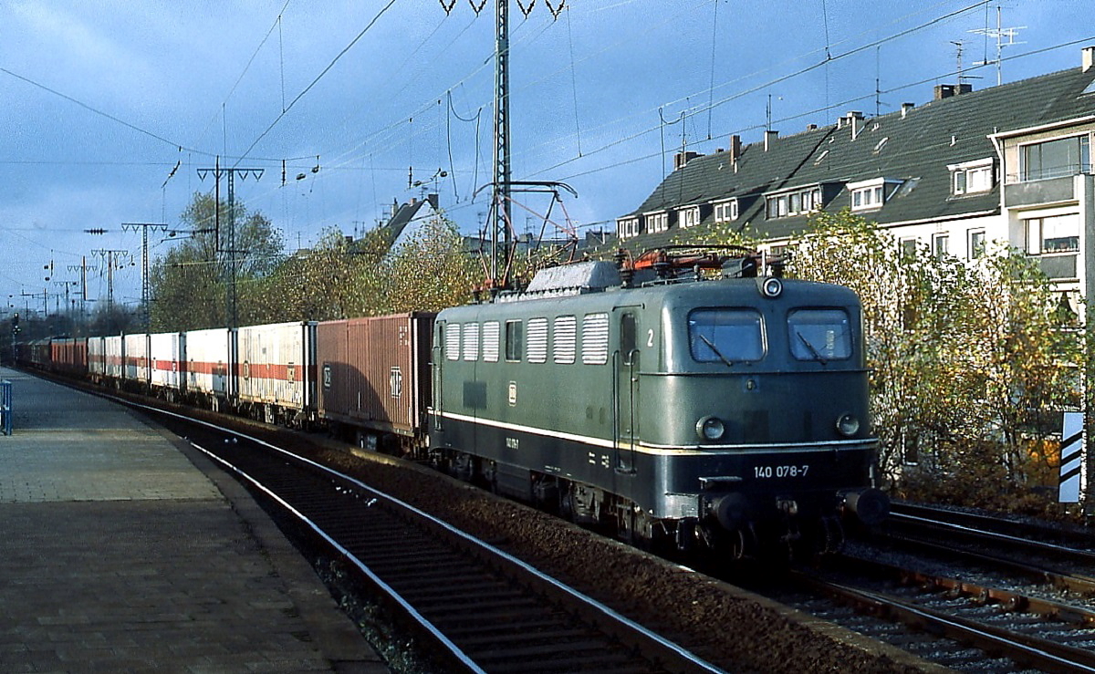 Im Februar 1981 durchfährt 140 078-1 mit einem Güterzug Köln Süd