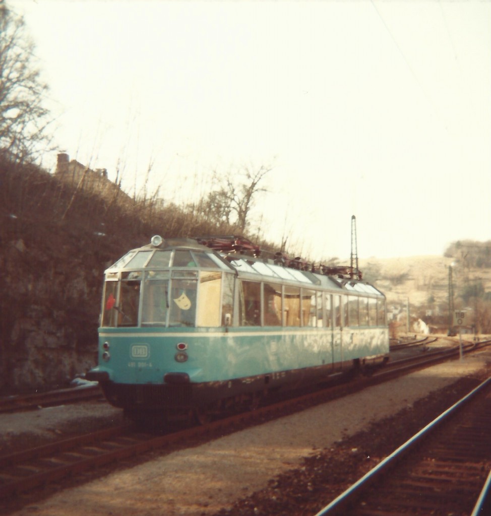 Im Februar 1982 war der  Gläserne Zug  als Faschingssonderzug in Dollnstein zu Gast. In den Scheiben ist auch schön die Faschingsdekoration zu sehen. Das Foto entstand von meinem Vater Franz Bauch.