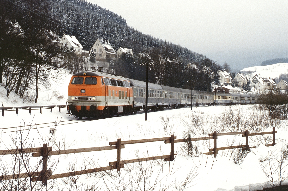 Im Februar 1985 ist 218 145 mit einem Wintersportsonderzug nach Winterberg bei Brunscappel unterwegs.