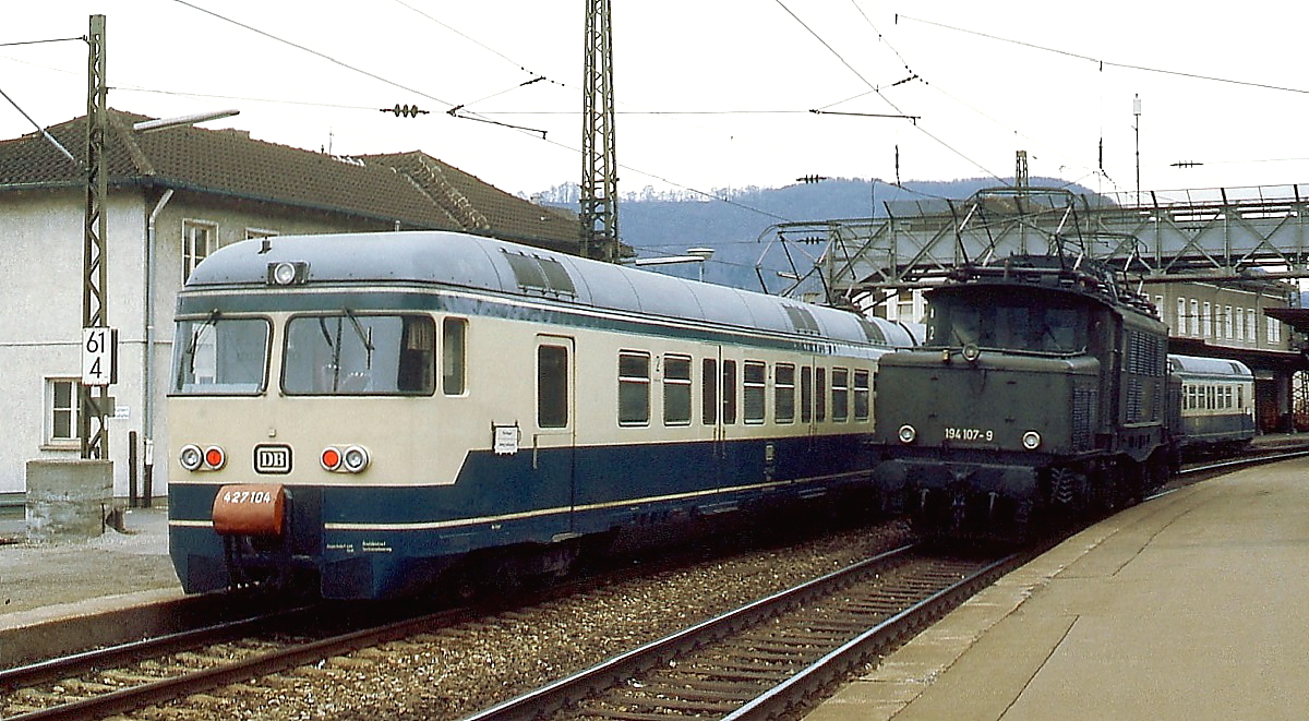 Im Februar 1985 treffen sich 427 104 und 194 107-9 im Bahnhof Geislingen an der Steige