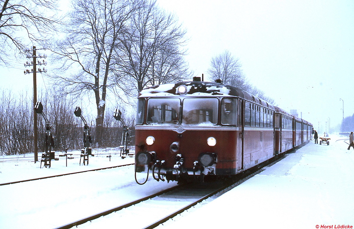 Im Februar 1986 hält eine sechsteilige 798/998-Garnitur auf ihrem Weg von Rosenheim nach Wasserburg in Rott am Inn