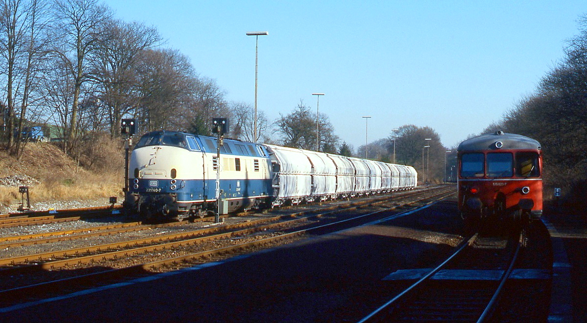 Im Februar 1988 wartet 221 140-7 mit einem Kalkzug im Bahnhof Neandertal auf die Ausfahrt in Richtung Düsseldorf-Gerresheim, rechts verlässt 515 623-7 den Bahnhof auf der Fahrt nach Mettmann
