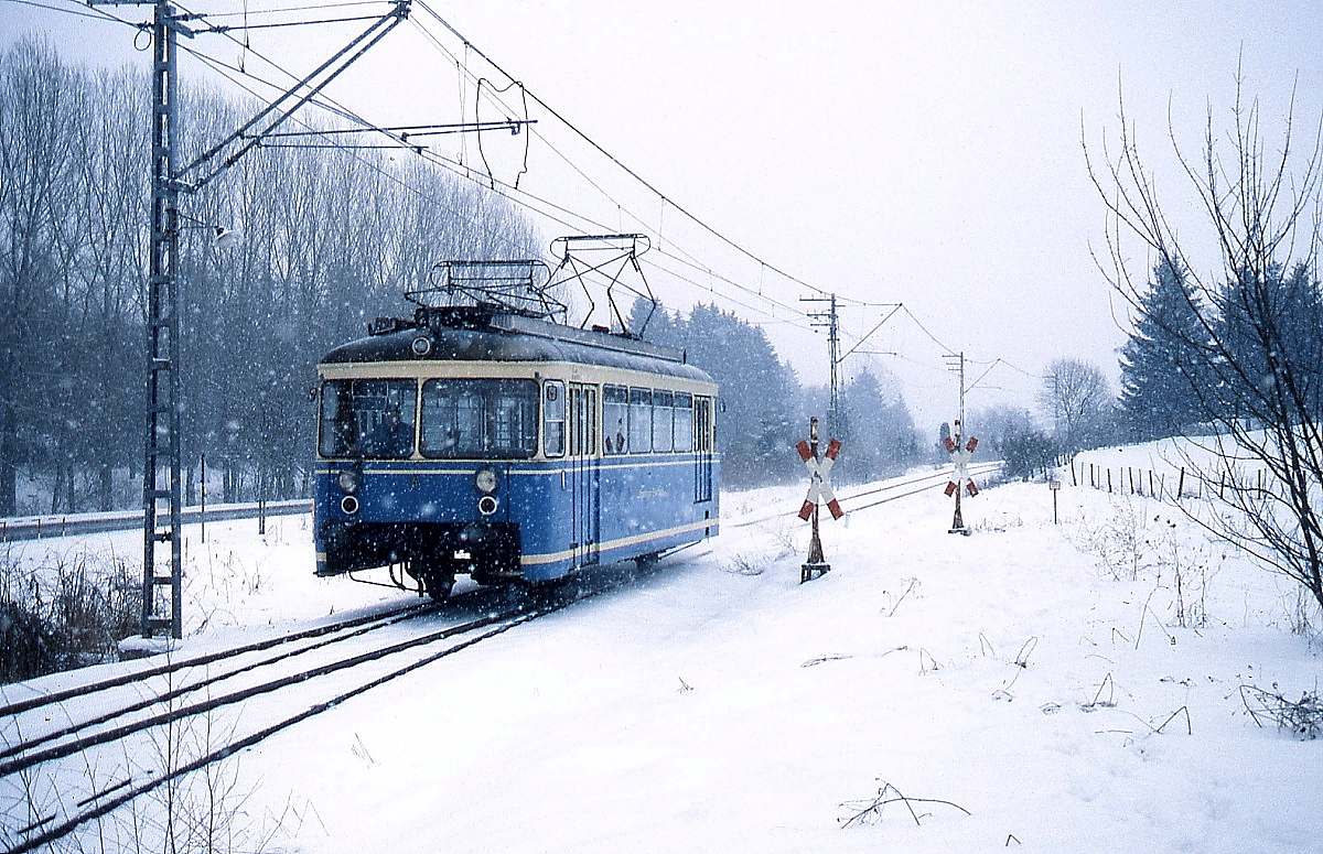 Im Februar 1991 ist T 6 zwischen Trossingen Stadt und Trossingen DB unterwegs