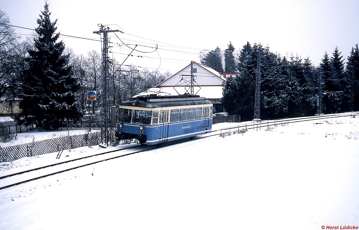 Im Februar 1991 verläßt T 6 der Trossinger Eisenbahn den Bahnhof Trossingen Stadt
