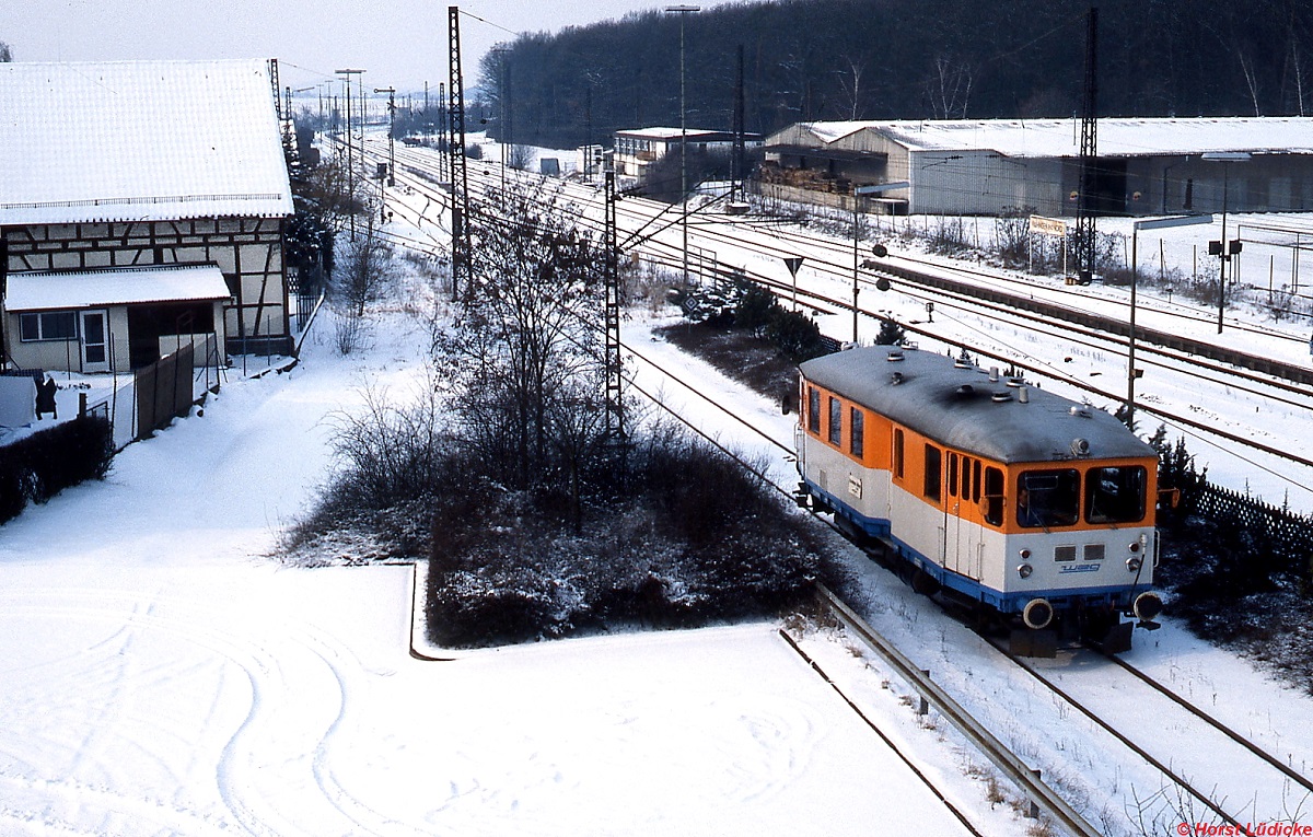 Im Februar 1992 kommt T 04 der WEG im Bahnhof Vaihingen/Enz (Nord) an. Auf den im Hintergrund sichtbaren DB-Anlagen fand seit dem 02.06.1991 nach der Inbetriebnahme der Neubaustrecke Mannheim-Stuttgart kein regulärer Verkehr mehr statt.