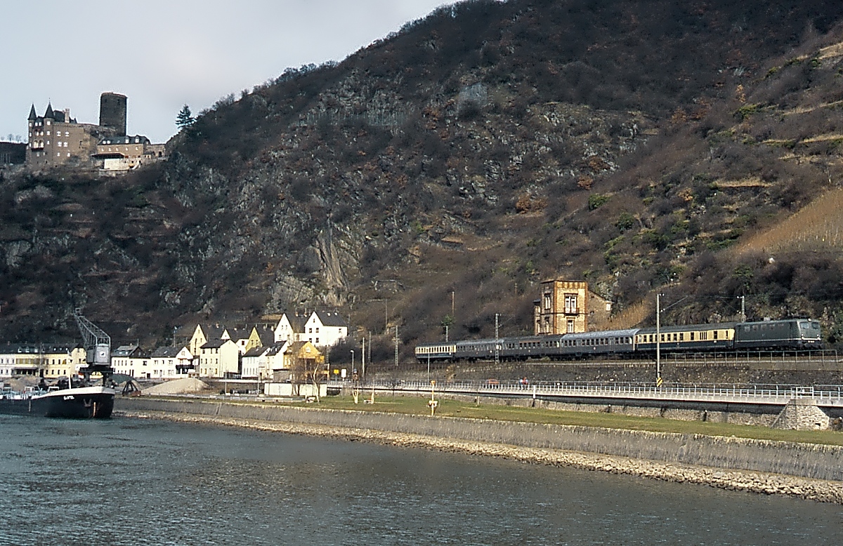 Im Februar 1993 verlässt eine unbekannte 141 mit einem Nahverkehrszug St. Goarshausen in Richtung Süden