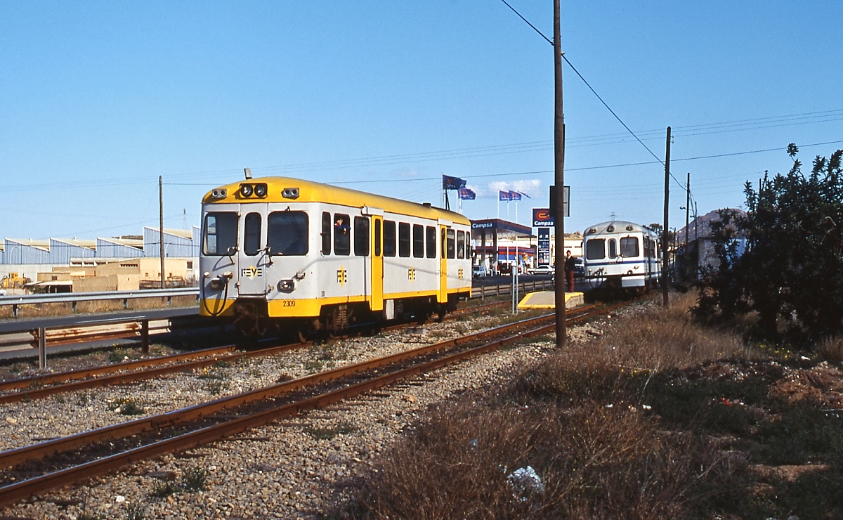 Im Februar 1996 verlässt der Triebwagen 2309 die Station Abrevadero in Richtung Cartagena. Er gehört zu den 20 Triebwagen, die MAN 1966 an die FEVE lieferte.