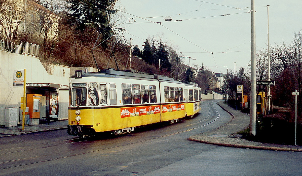 Im Februar 1997 sind GT4 457 und ein weiterer GT4 auf dem Weg von Heumaden nach Stammheim an der Haltestelle Stafflenbergstraße eingetroffen