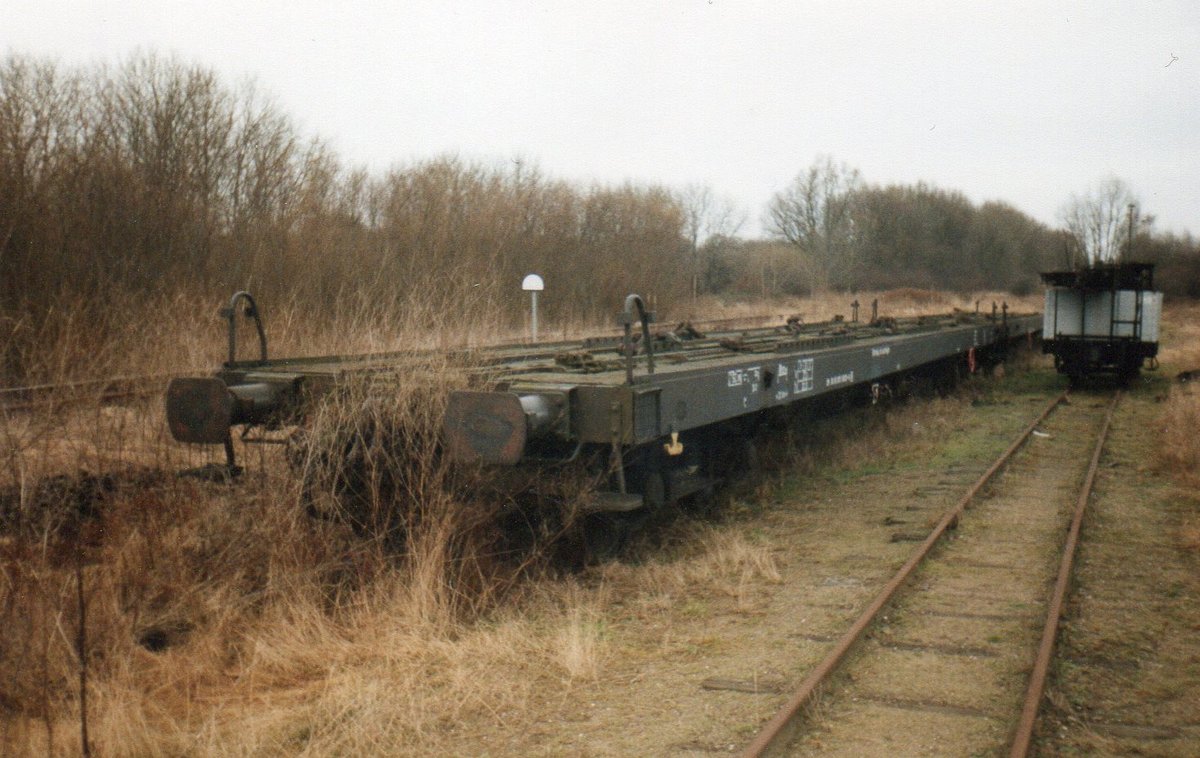 Im Februar 1999 existierte in Putbus die Überladerampe noch wo zwei Transportwagen standen.