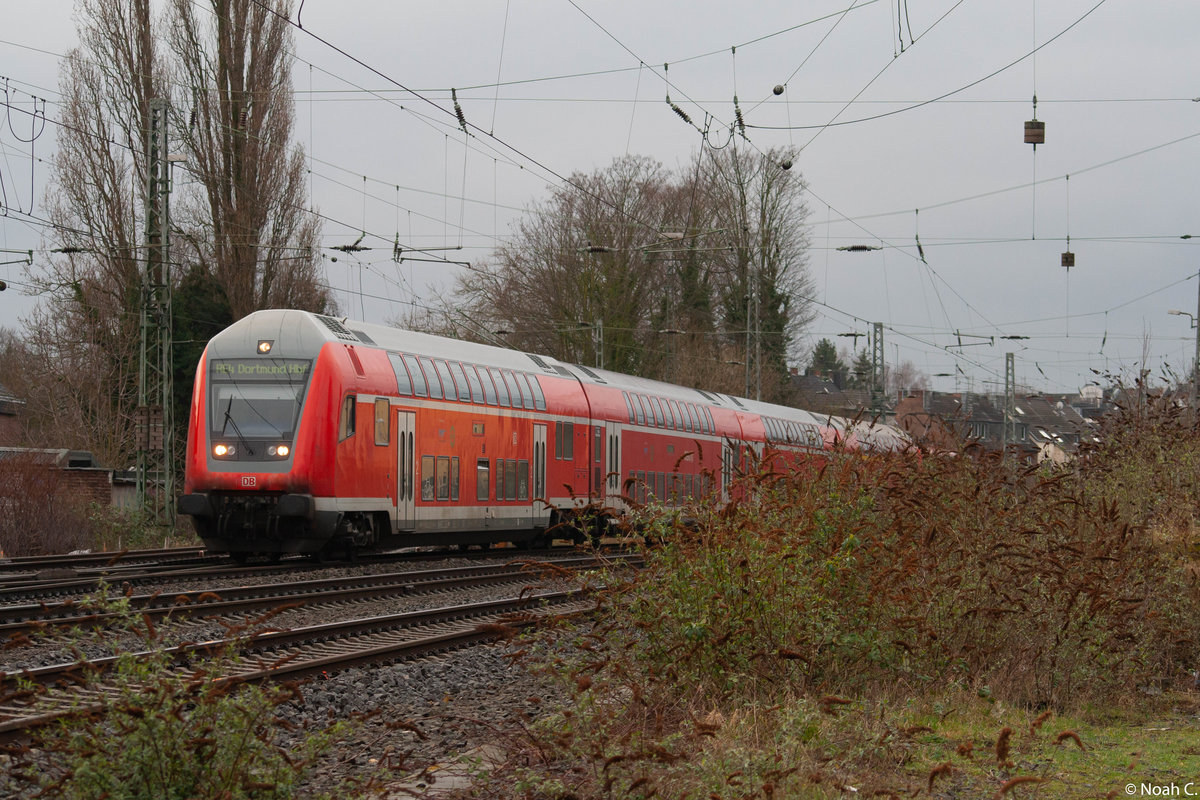 Im Februar letzten Jahres konnte ich einen ungewöhnlichen Park des RE4 festhalten. Lediglich vier Wagen geschoben von 111 121 unterwegs nach Dortmund bei der Einfahrt in Rheydt. 
