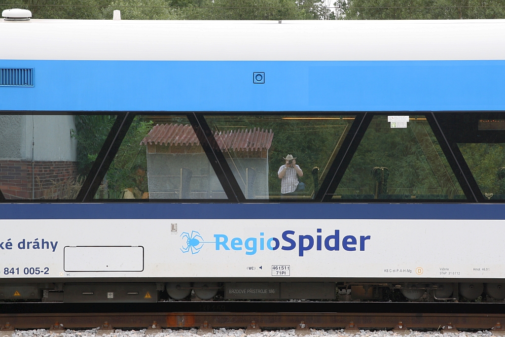 Im Fenster des CD 841 005-2 spiegelt sich der, bei der Arbeit befindliche Bildautor. Bild vom 10.August 2019 im Bahnhof Kostelec u Jihlavy.