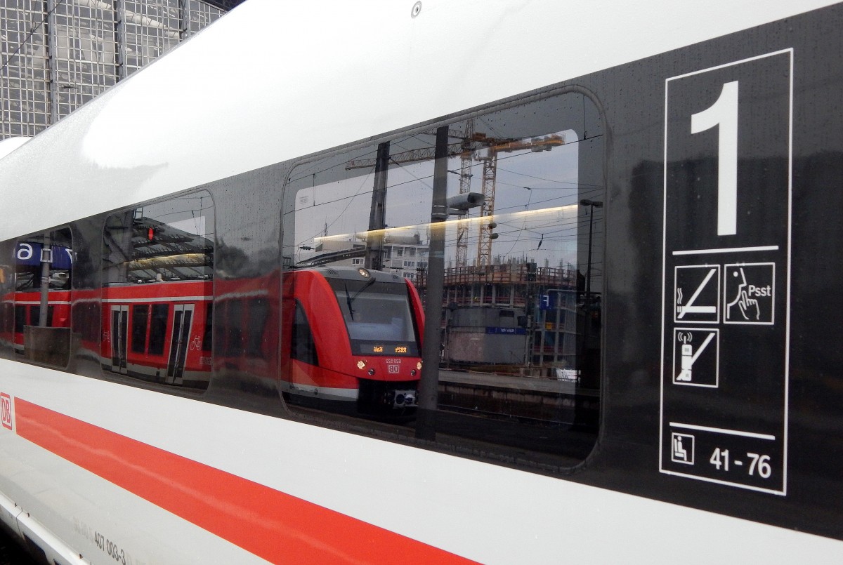 Im Fenster eines ICE spiegelt sich 620 022 als RB24 nach Kall in Köln Hbf.

Köln 05.03.2016 
