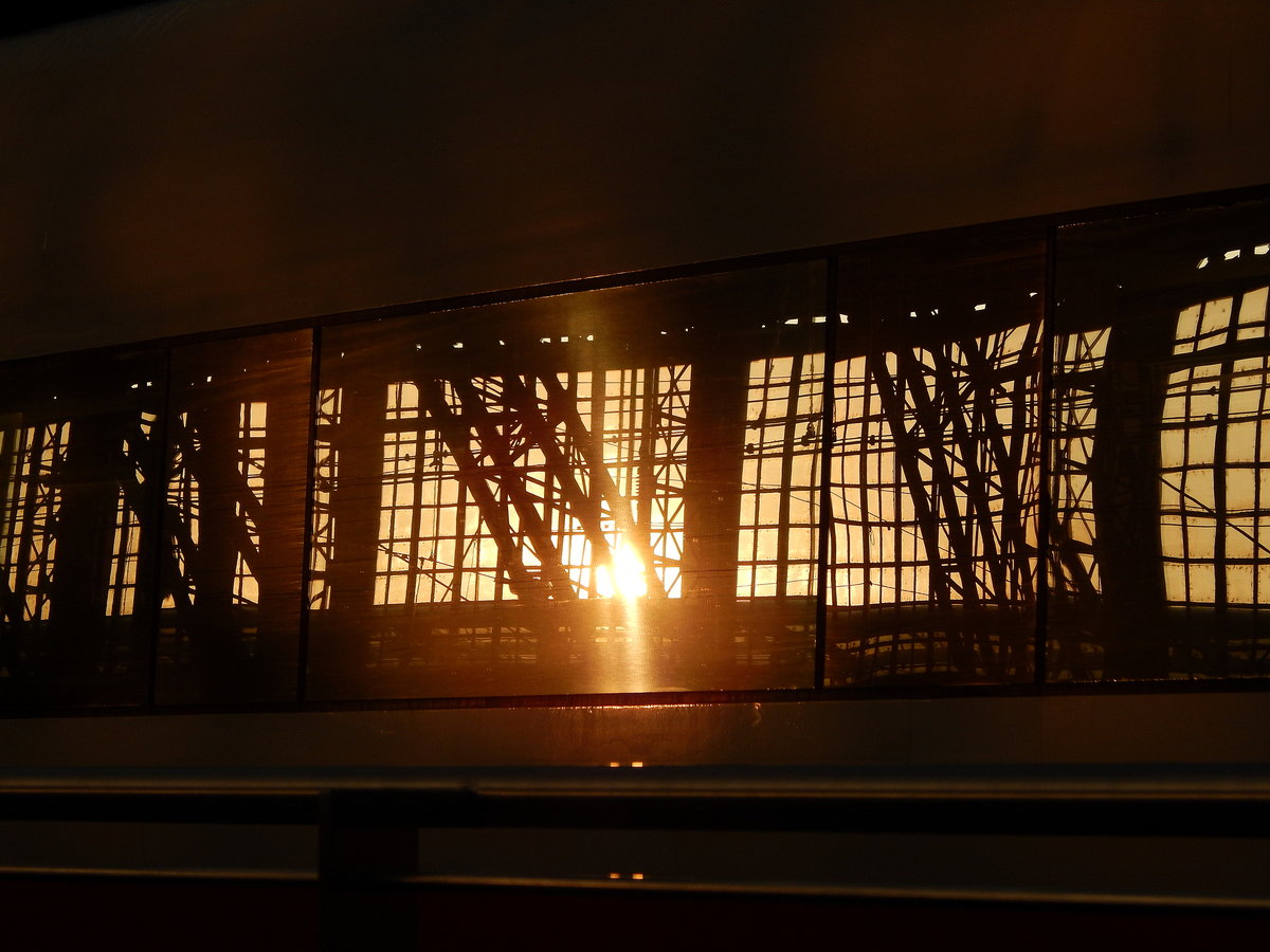 Im Fenster eines ICE spiegelte sich die Dachkonstruktion des Kölner Hbf am Morgen des 12.3.16

Köln 12.03.2016