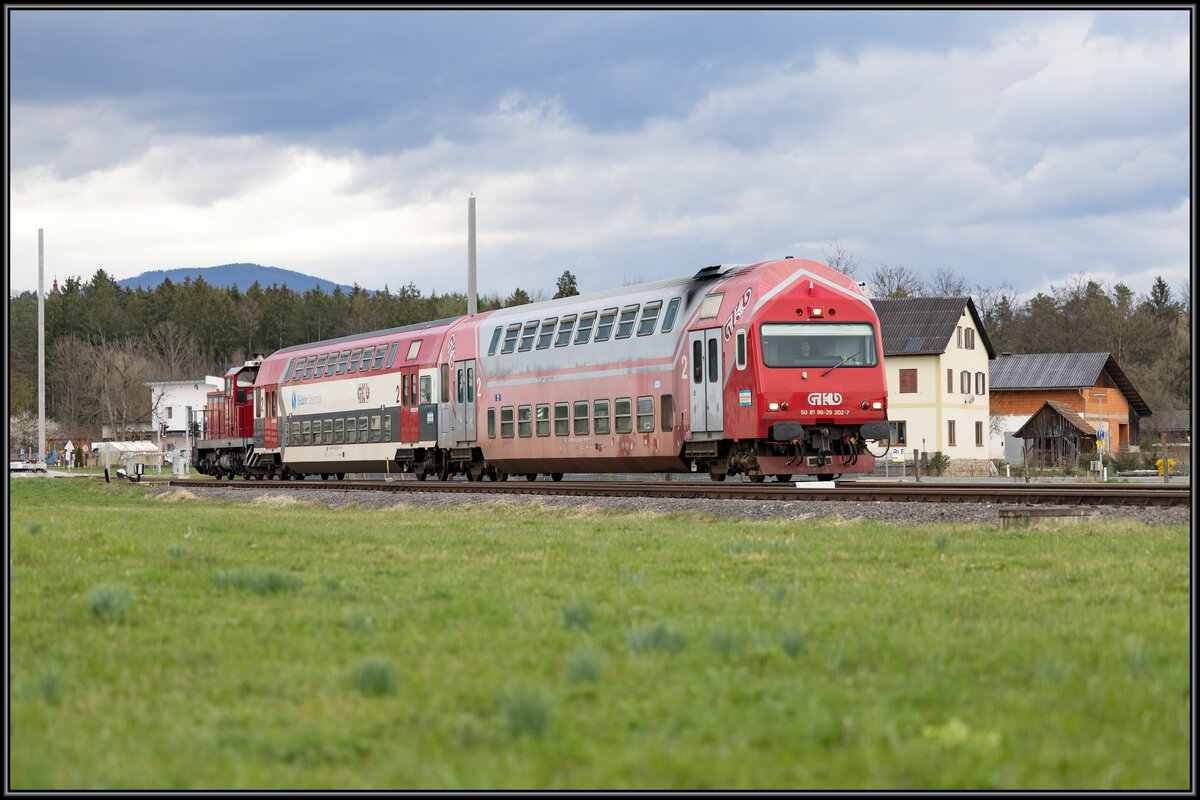 Im Ferienlauf rollt der Abendliche R8567 mit nur einem Zwischenwageen und wie gewohnt Steuerwagen Vorraus . Hier erreicht er am Abend des 31.03.2023 die Halte und Ladestelle Bad Schwanberg. 