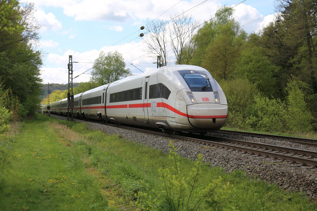 Im Fernverkehr dominieren inzwischen die Elektrotriebzüge ICE 4. Hier hat 9469 gerade den Lengericher Tunnel verlassen und ist nun in der Bauernschaft Schollbruch unterwegs nach Osnabrück.