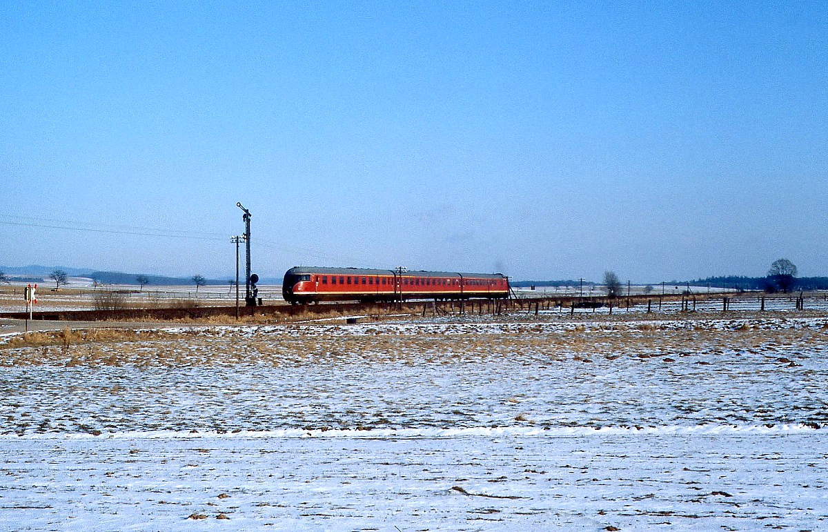 Im flachen Harzvorland passiert ein 613 im Februar 1985 das Einfahrtssignal von Hattorf (Strecke Herzberg - Northeim)