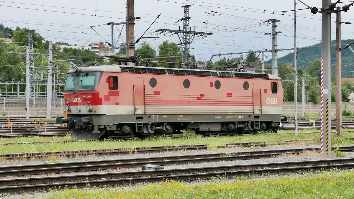 Im  Flickenlack  steht 1144 065 am Bahnhof Mürzzuschlag, 07.07.2019

