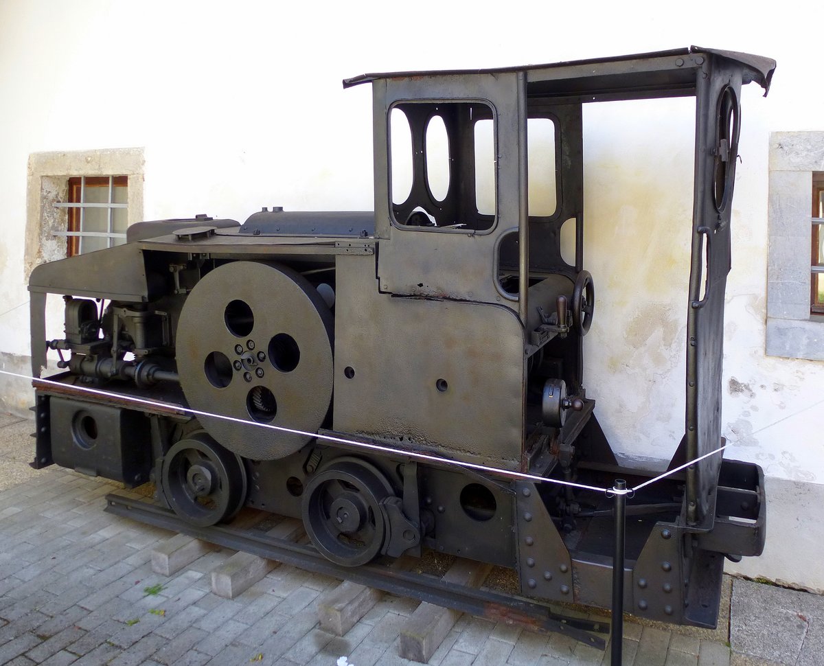 im Freigelände des Technikmuseums Bistra steht diese Lokomotive, vermutlich eine Bergwerks-oder Grubenlok, leider keinerlei Infos oder technische Daten, Juni 2016