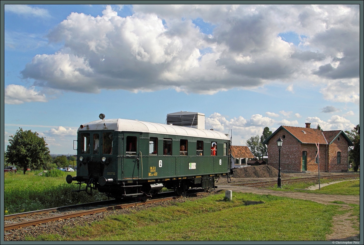 Im Freilichtmuseum Skanzen bei Szentendre besteht seit 2009 auch eine 2 km lange Museumsbahn. Der Triebwagen BCmot 422 rollt dort am 16.08.2014 über einen Bahnübergang.