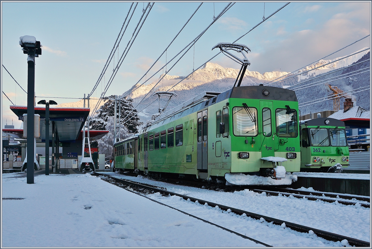 Im frisch verschneiten Bahnhof von Aigle warte der ASD BDe 4/4 403 mit seinen Bt (ex BLT) auf seine nächste Fahrt. 

29. Januar 2019