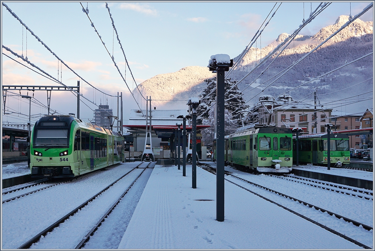 Im frisch verschneiten Bahnhof von Aigle wartet der TPC Beh 2/6 544  L'Éperon  und der TPC ASD BDe 4/4 403 auf die Abfahrt in Richtung Champéry bzw. Les Diablerets. Ganz rechts im Bild ist noch etwas angeschnitten ein Zug nach Leysin zu erkennen. 

29. Januar 2019