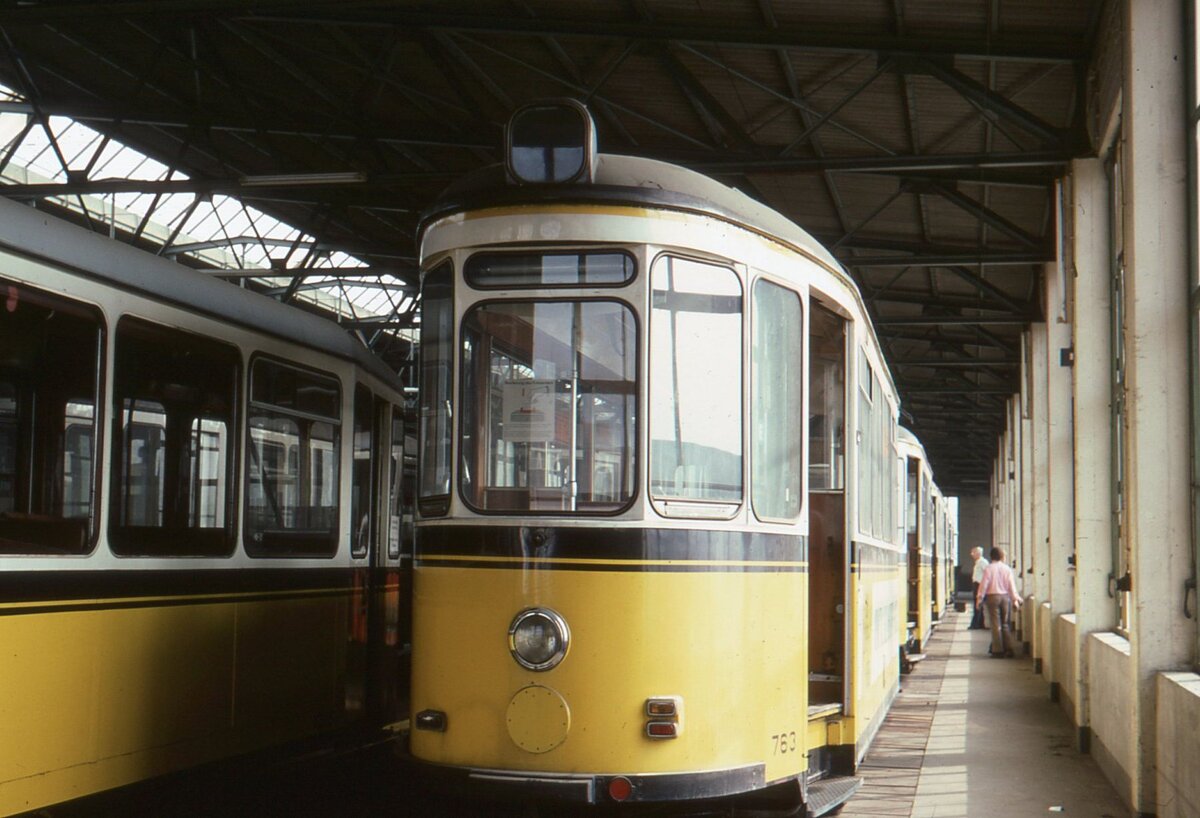 Im Fruehjahr 1978 ergab sich durch einen befreundeten Straߥnbahnfahrer die Moeglichkeit, die obere Halle des Btf. Ostheim zu besichtigen. Wie man sieht, war das ein kleiner Einblick in einen T2 / B2-Friedhof. ueberzaehlige Exemplare dieser Baureihe waren damals in Massen dort abgestellt und teilweise schon als Ersatzteillager gebraucht worden.

Hier Tw 763.
