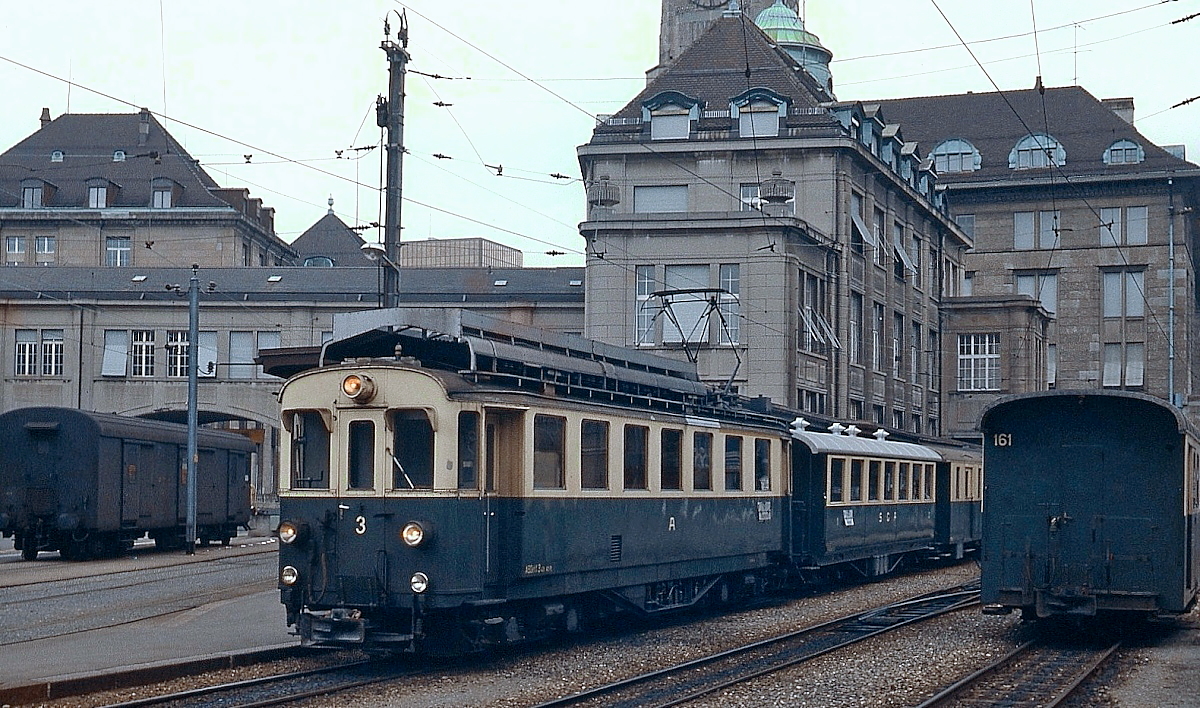 Im Frühjahr 1979 steht der 1930 gebaute ABDeh 4/4 3 der St. Gallen-Gais-Appenzeller Bahn (SGA) mit einem Personenzug nach Appenzell abfahrbereit im SGA-Bahnhof St. Gallen
