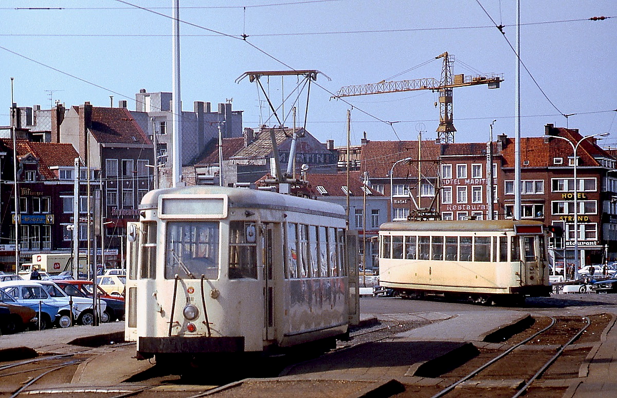 Im Frühjahr 1979 treffen sich der Arbeitstriebwagen 9111 und ein Einrichtungstriebwagen der Serie SO in Oostende