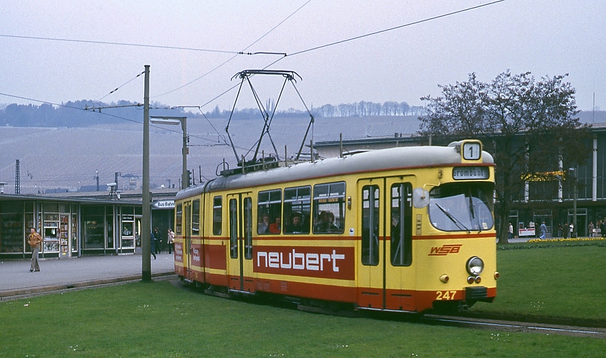 Im Frühjahr 1979 verlässt der 1975 in Dienst gestellte GTW-D8 247 die Schleife am Würzburger Hauptbahnhof