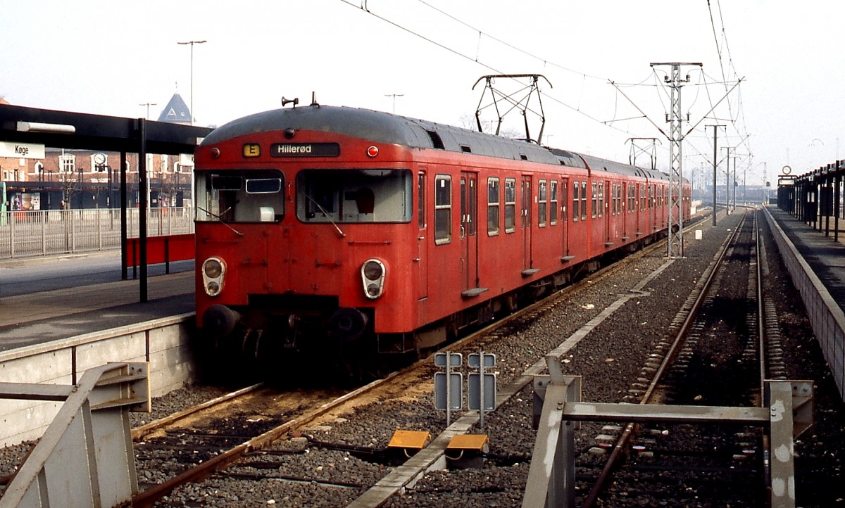 Im Frühjahr 1987 steht ein S-Bahn-Zug der 2. Generation abfahrbereit im Bahnhof Koge