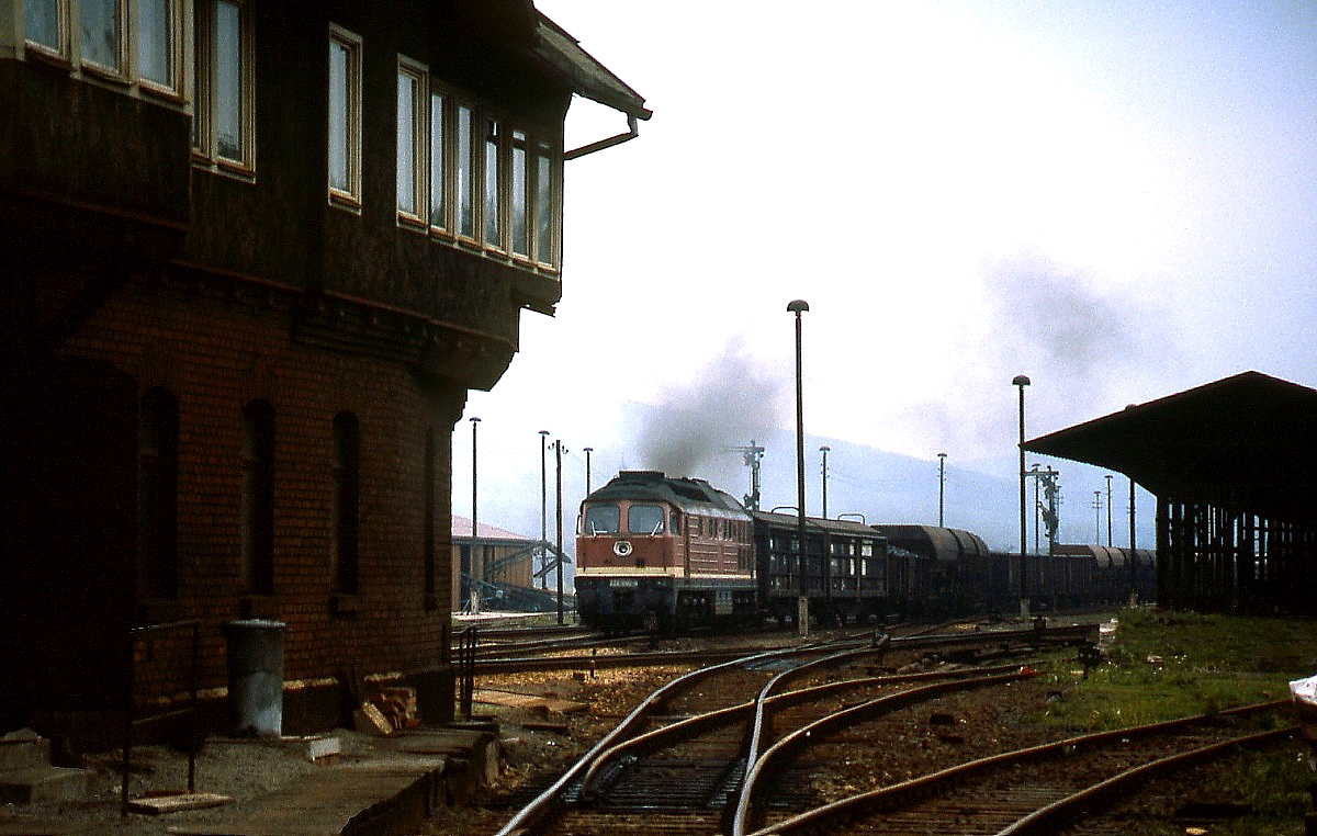 Im Frühjahr 1993 fährt eine 232 mit einem Güterzug aus Grimmenthal aus