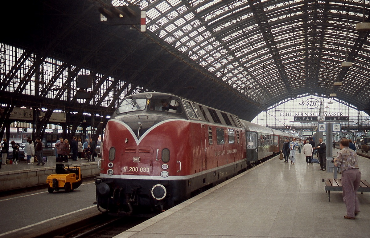 Im Frühjahr 1994 steht die V 200 033 mit einem Sonderzug über die Vennbahn abfahrbereit im Kölner Hauptbahnhof