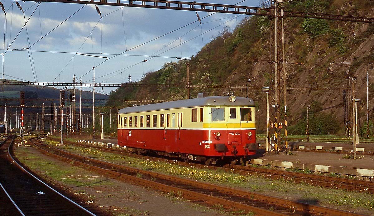 Im Frühjahr 1998 kommt 830 202-8 im Bahnhof Beroun an
