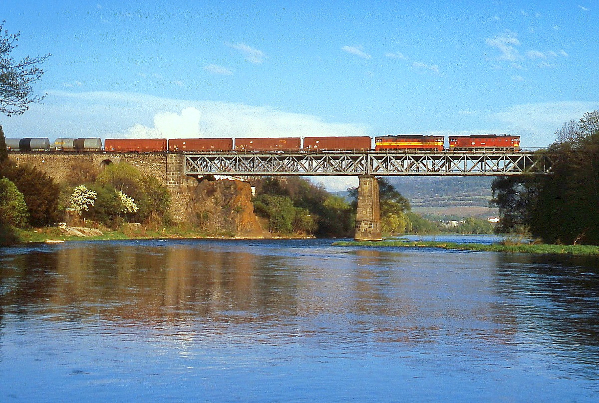 Im Frühjahr 1998 überqueren zwei Lokomotiven der Baureihe 754 mit einem Güterzug die Ohre bei Klasterec nad Ohri