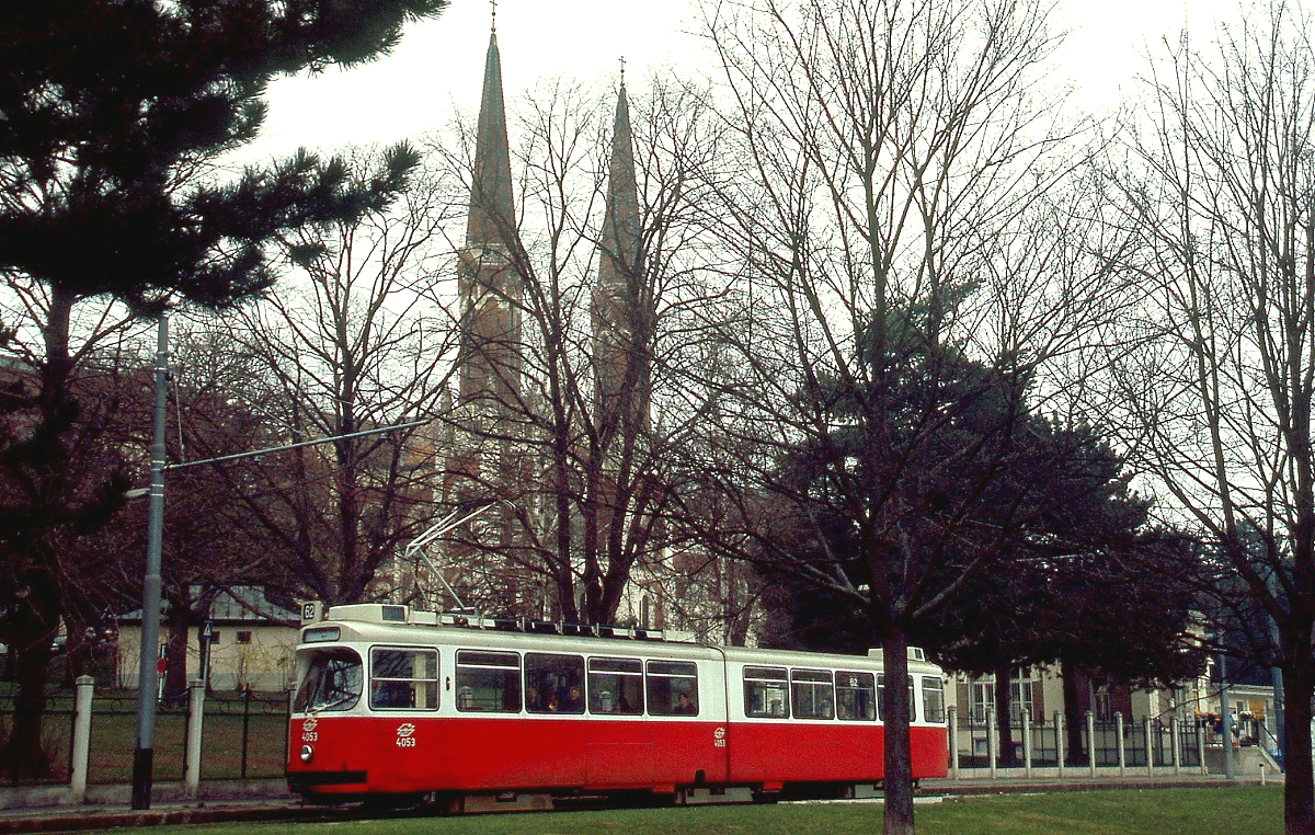 Im Frühjahr 2004 fährt der E2 4053 als Linie 62 an den Anlagen des Lainzer Krankenhauses vorbei