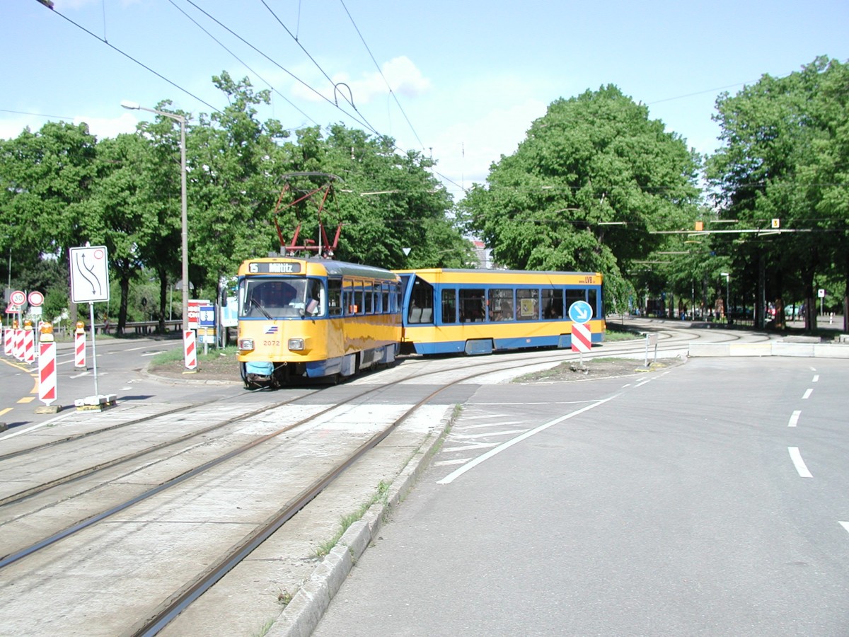 Im Frühjahr 2005 wurde am Leipziger Sportforum eine Unterführung für die Straßenbahn gebaut. Aus diesem Grund gab es eine Behelfsstrecke, die T4D-M 2072 mit NB4 auf Linie 15 gerade verlässt. (08.05.2005)
