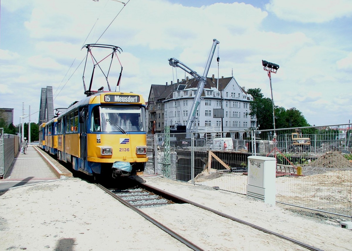 Im Frhjahr 2005 wurde die Prager Brcke in Leipzig neu gebaut. Aus diesem Anlass gab es eine Behelfsbrcke, die hier gerade von T4D-M mit einem Tatra-Grozug berquert wird. (19.05.2005)
