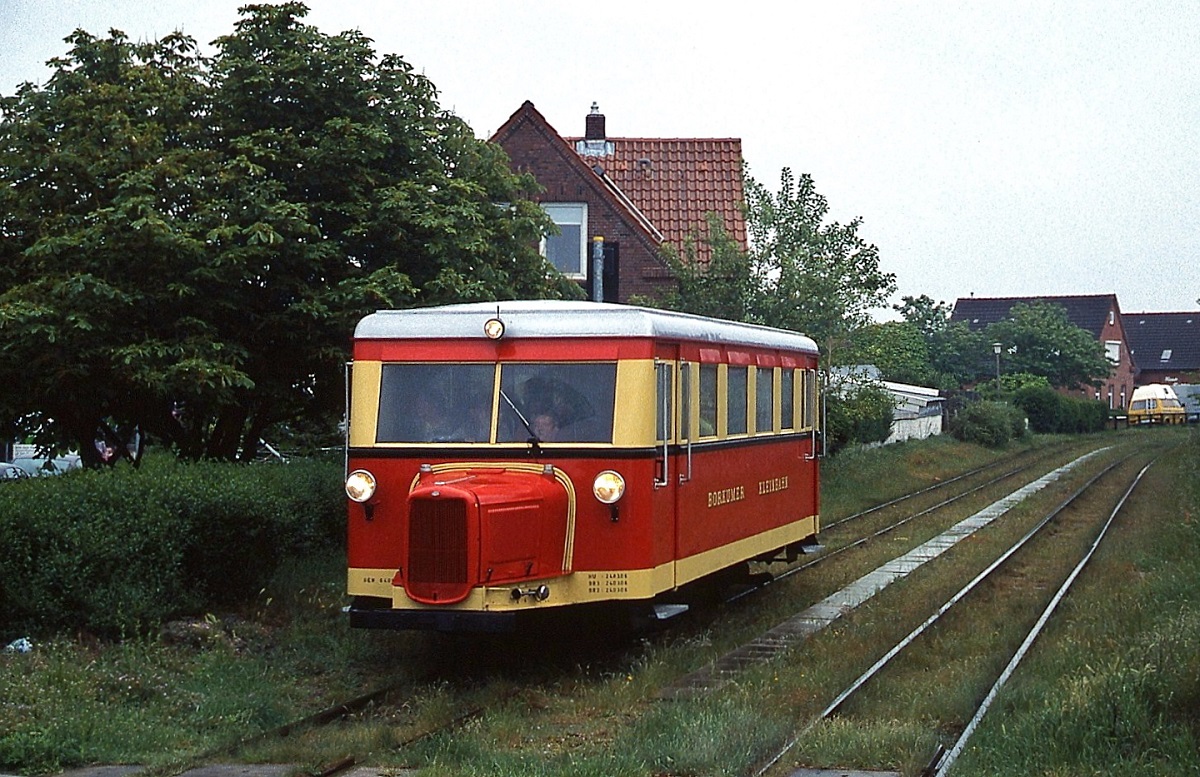 Im Frühjahr 2007 ist der T 1 der Borkumer Kleinbahn (Wismar 1940/21145) in Borkum unterwegs