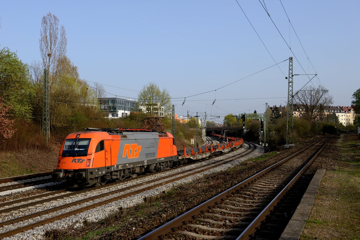 Im Frühjahr 2014 eine häufig eingelegte Sonderleistung: ein Stahlzug von Rumänien nach Herbertshofen bei Augsburg, traktioniert von RTS. Am 01. April 2014 konnte 1216 902 mit diesem Zug am Münchner Heimeranplatz fotografiert werden.