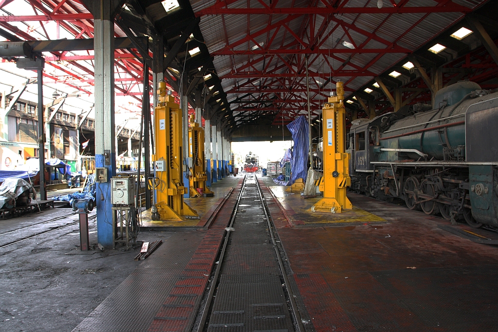 Im Frühjahr 2017 wurde im Depot Thon Buri das Hallendach erneuert. Das Bild vom 25.März 2017 zeigt, dass die Hebeböcke schon neu überdacht sind.