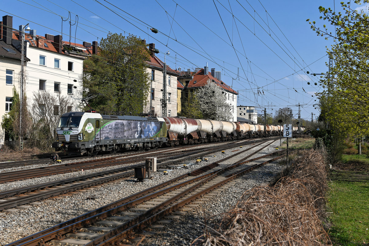 Im Frühjahr 2020 war mein Aktionsradius aufgrund der Ausgangssperren auf wenige Kilometer beschränkt. Eine der wenigen verbleibenden Möglichkeiten, um Eisenbahnbilder anzufertigen, war somit der Bahnhof München Süd. Dort konnte ich am 08. April 2020 den DGS 49876 nach Schwedt an der Oder aufnehmen. Erfreulicherweise war dieser mit dem Beethoven Vectron der SETG bespannt. 