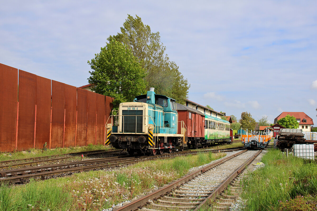 Im Frühjahr 2023 kam bei der Chiemgauer Lokalbahn ein Ersatzzug zum Einsatz. Zuglok war RCC 360 106-9, während am Zugschluss die 323 699-9 der Chiemgauer Lokalbahn hängt. Hier verlässt der Zug gerade den Bahnhof Obing zur Fahrt nach Bad Endorf. (18.05.2023)