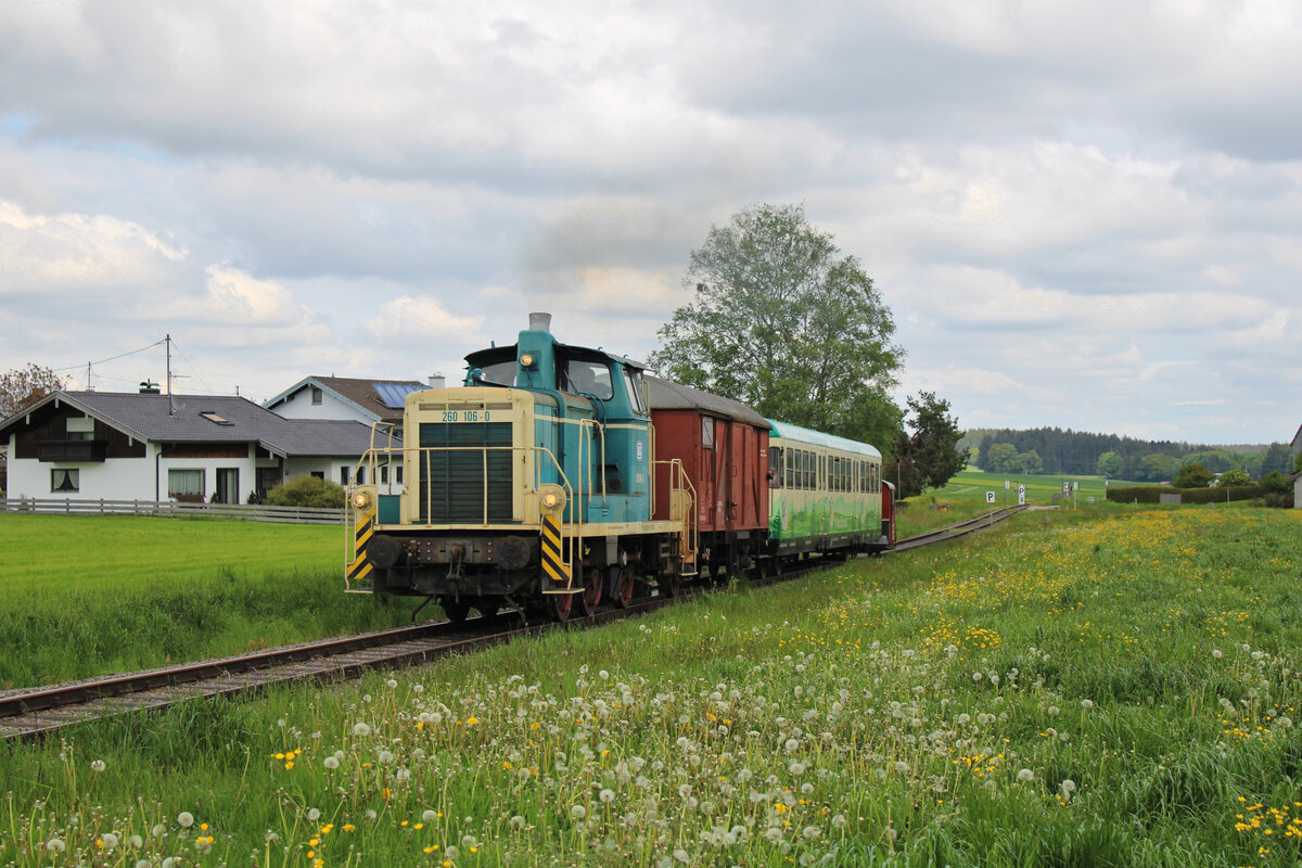 Im Frühjahr 2023 kam bei der Chiemgauer Lokalbahn ein Ersatzzug zum Einsatz. Zuglok war RCC 360 106-9, während am Zugschluss die 323 699-9 der Chiemgauer Lokalbahn hängt. Hier hat der Zug gerade Aindorf in Richtung Bad Endorf verlassen. (18.05.2023)