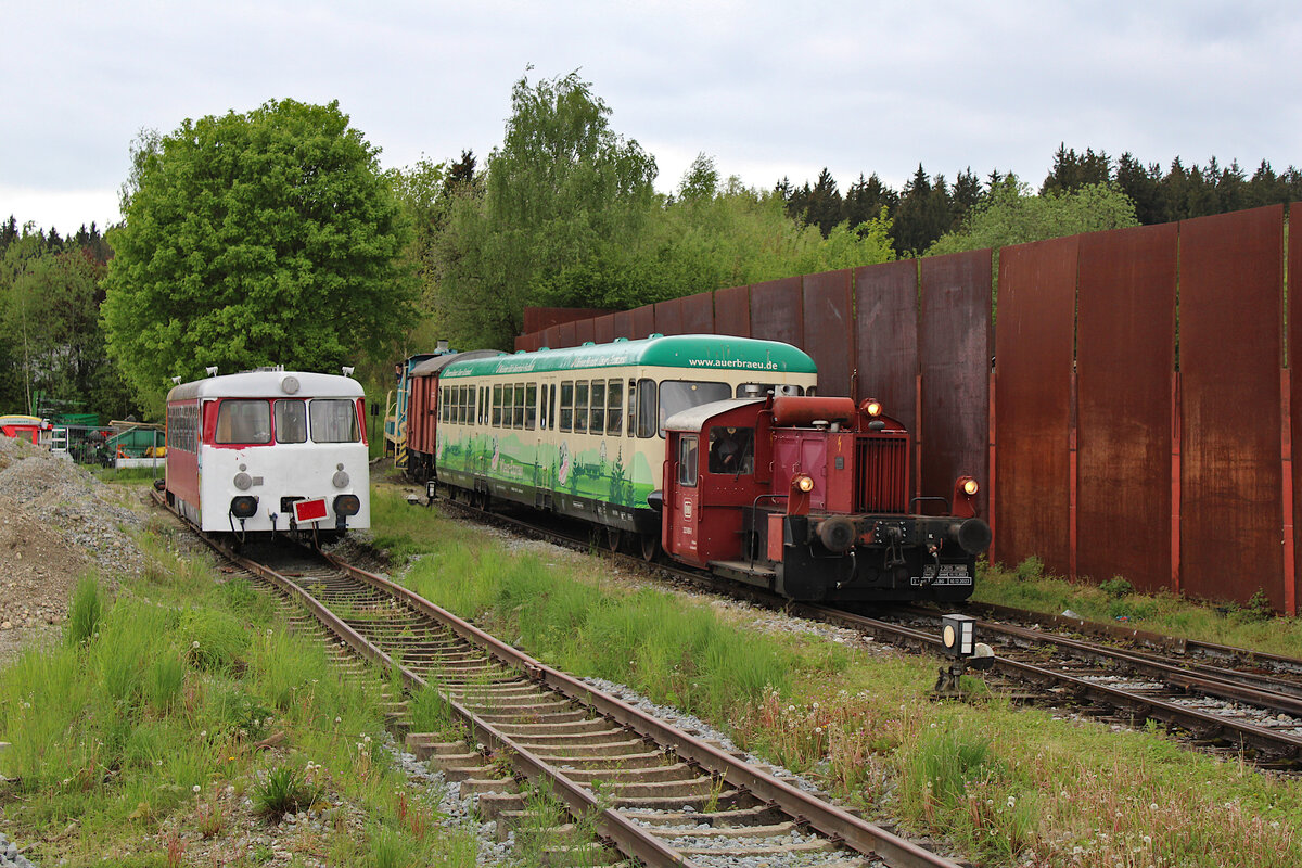 Im Frühjahr 2023 kam bei der Chiemgauer Lokalbahn ein Ersatzzug zum Einsatz. Hier zieht die eigene 323 699-9 den Zug von Bad Endorf nach Obing, während die angemietete 360 106-9 der RCC am Schluss schiebt. Hier erreicht der Museumzug gerade den Endbahnhof Obing. (18.05.2023)