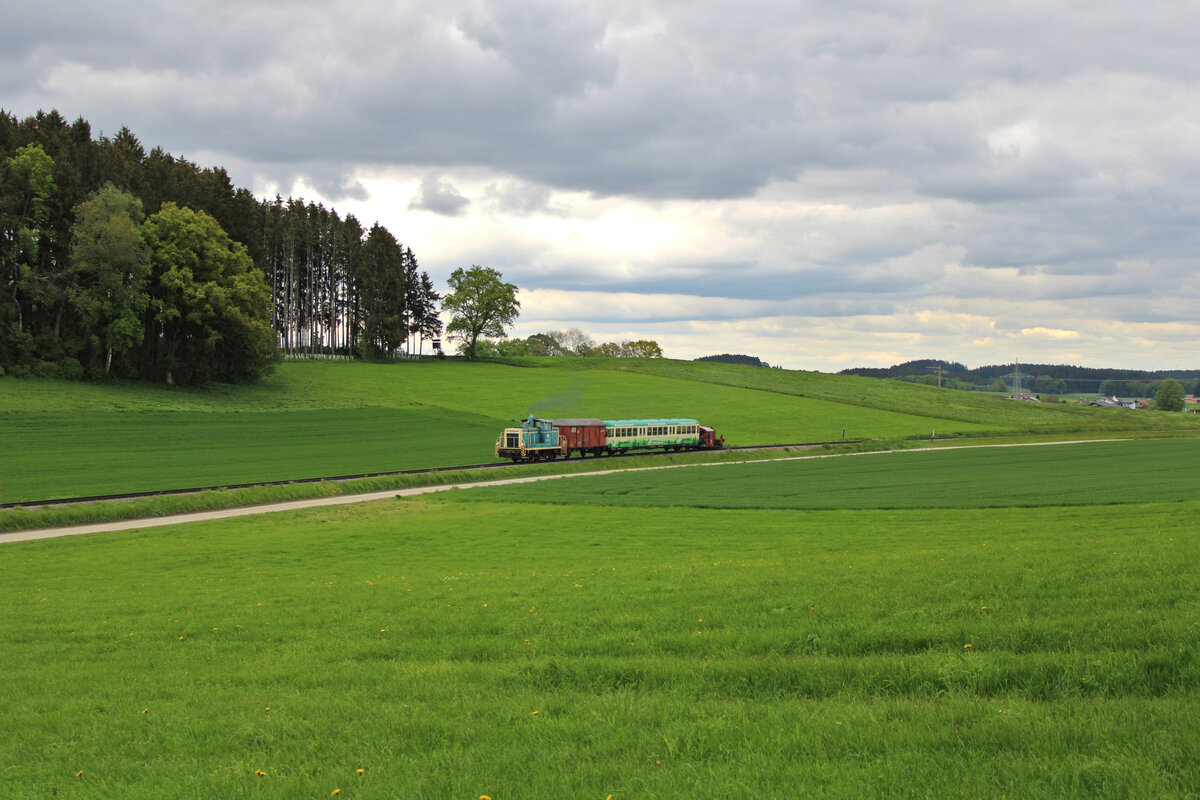 Im Frühjahr 2023 kam bei der Chiemgauer Lokalbahn ein Ersatzzug zum Einsatz. Zuglok war RCC 360 106-9, während am Zugschluss die 323 699-9 der Chiemgauer Lokalbahn hängt. Hier dieselt der Zug gerade zwischen Aindorf und Amerang in Richtung Bad Endorf. (18.05.2023)
