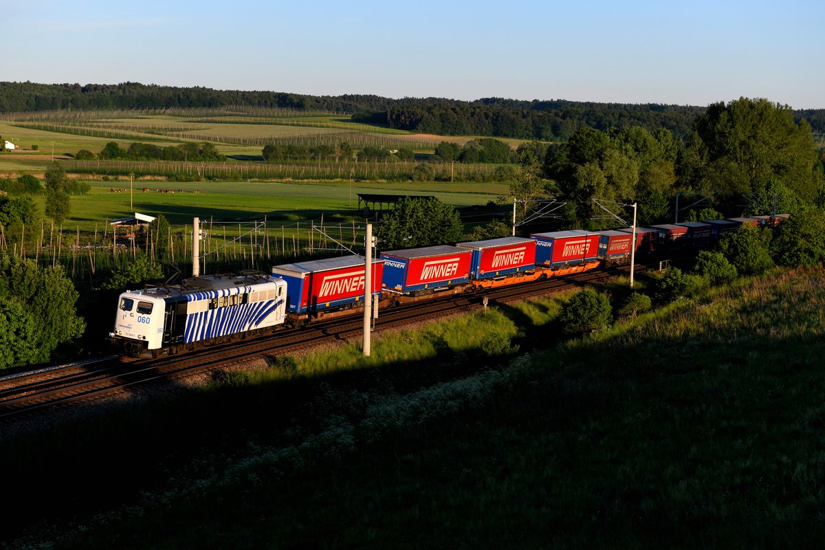 Im Frühjahr diesen Jahres nahm der DGS 43138 von Verona Q.E. nach Wuppertal-Langenfeld - besser bekannt auch als  Winner-Zug  - aufgrund von Bauarbeiten zwischen Donauwörth und Treuchtlingen den Weg über Ingolstadt. Am 02. Juni 2019 war vorgemeldet, dass sich eine Lok der Baureihe 151 vor der fotogenen Leistung befinden sollte. Daher reifte der Plan, den Zug im reizvollen Altmühltal aufzunehmen. Aber wie so oft in letzter Zeit machte der Zustand der Infrastruktur bei DB Netz einen Strich durch die Rechnung. Stellwerksausfall in Pfaffenhofen, der KLV-Zug stand geschlagene vier Stunden in München Allach an der Seite. Da Fahlenbach ohnehin auf der Wegstrecke nach Hause lag, wurde dort ein kurzer Zwischenhalt eingelegt, in der Hoffnung, dass der Verkehr in der Zwischenzeit wieder ins Rollen gekommen ist. Und siehe da, kurz nach 20 Uhr und Sekunden, bevor das Motiv im Schatten lag, kam das sechsachsige Zebra mit dem gut ausgelasteten  Winner  durch die Hopfenfelder gefahren.  