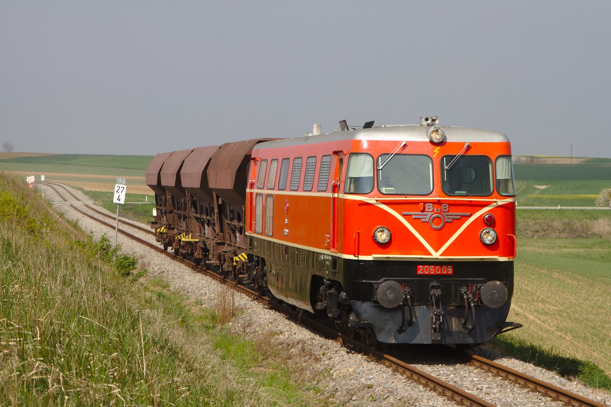 Im Frühjahr war ein sehr fotogener Schotterzug mit der 2050.09 auf der Landesbahn unterwegs. Entstanden ist diese Aufnahme zwischen Naglern und Ernstbrunn. (12.04.2014)