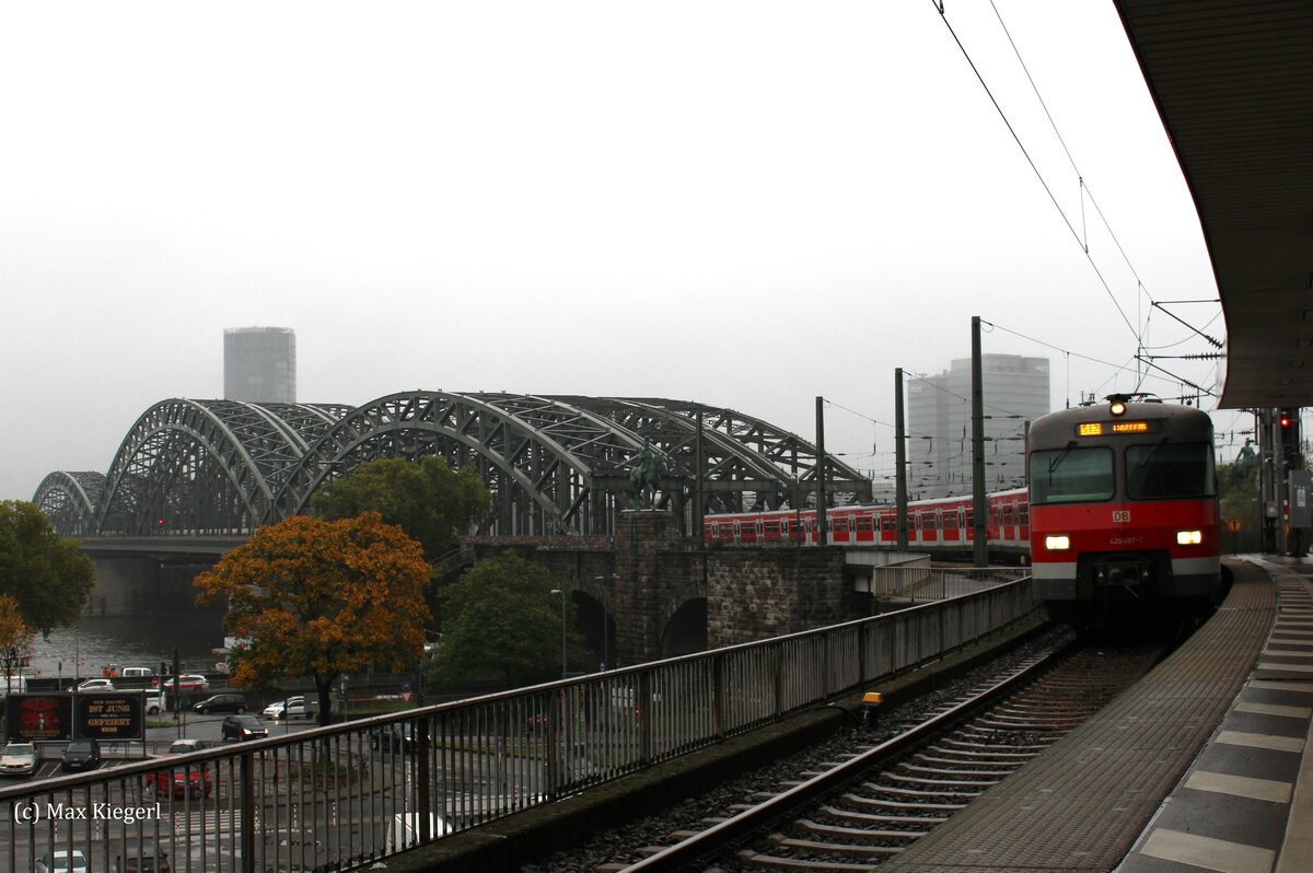 Im Frühverkehr am morgen des 18.10.2022 schlängeln sich 420 487 und 420 426 als S12 von Hennef nach Horrem über die Hohenzollernbrücke in den Bahnhof Köln Hbf.


