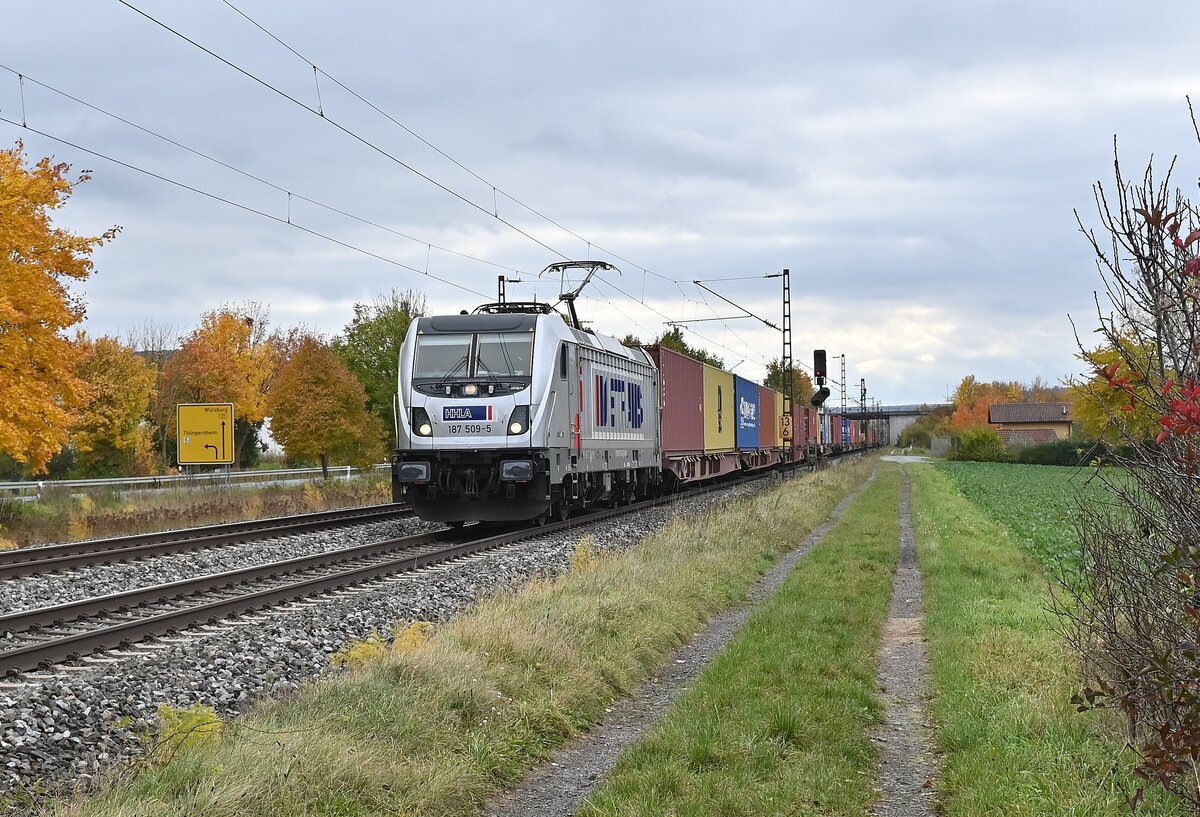Im Gegengleis gen Karlstadt ist HHLA Metrans 187 509 mit einem Containerzug unterwegs.  26.10.2021