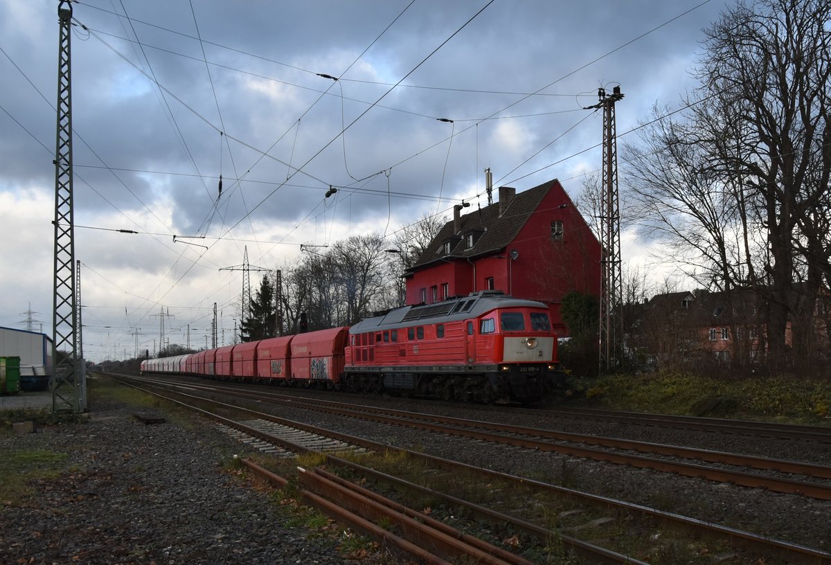 Im Gegengleisbetrieb ist hier die 232 908-4 in Lintorf mit einem Kalkwagenzug gen Rohdenhaus abgelichtet. 16.12.2017